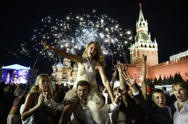 Выпускники празднуют окончание школы на Красной площади в Москве