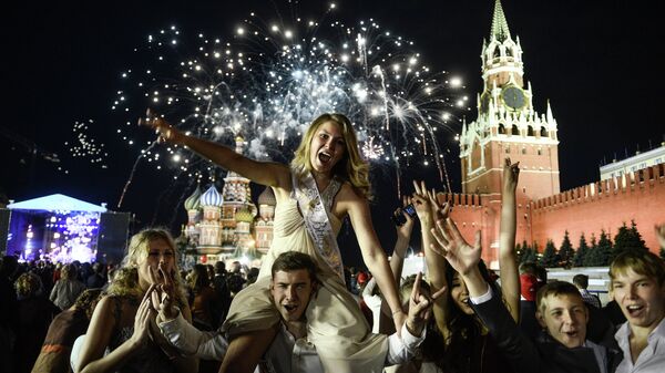 Выпускники празднуют окончание школы на Красной площади в Москве. Архивное фото