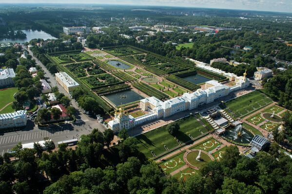 Вид на Большой дворец в Петергофе