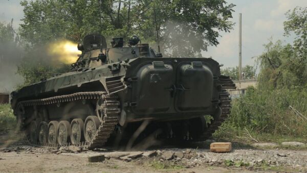 Бой в Марьинке: пальба из автоматов, огонь из танка и минометный обстрел