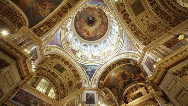 Внутреннее убранство Исаакиевского собора в Санкт-Петербурге. Архивное фото