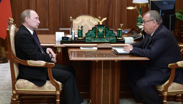 4 июня 2015. Президент России Владимир Путин (слева) с президент - председатель правления Банка ВТБ Андрей Костин во время встречи в Кремле.
