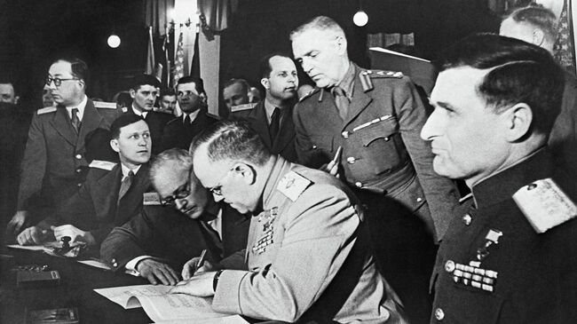 Главнокомандующий советскими оккупационными войсками в Германии, Маршал Советского Союза Георгий Жуков подписывает Декларацию о поражении фашисткой Германии. 5 июня 1945 