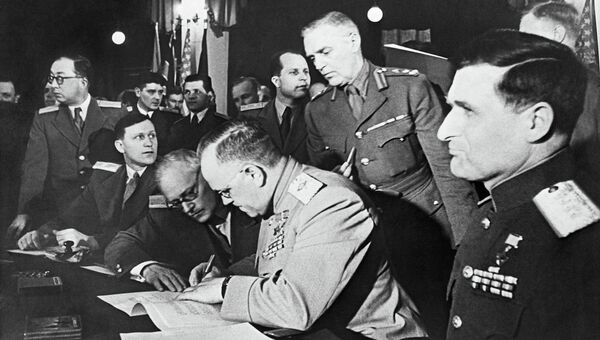 Главнокомандующий советскими оккупационными войсками в Германии, Маршал Советского Союза Георгий Жуков подписывает Декларацию о поражении фашисткой Германии. 5 июня 1945. Архивное фото