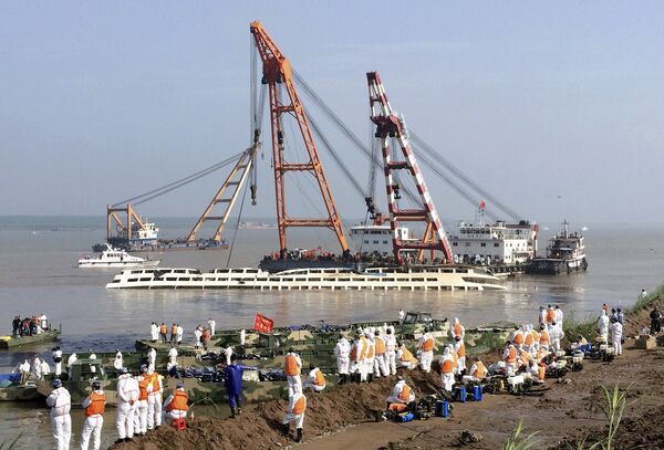 Работы по подъему затонувшего в реке Янцзы судна Звезда Востока