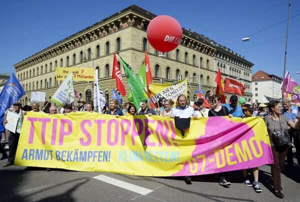 Участники акции протеста в Мюнхене, приуроченной к саммиту G-7