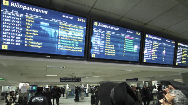 Пассажиры в аэропорту Борисполь, Украина. Архивное фото