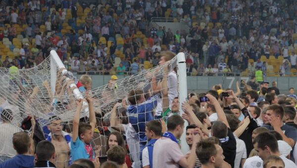 Фанаты ФК Динамо ломали ворота и рвали сетку после победы в Кубке Украины