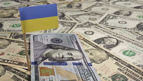 Украинский флаг и доллары. Архивное фото