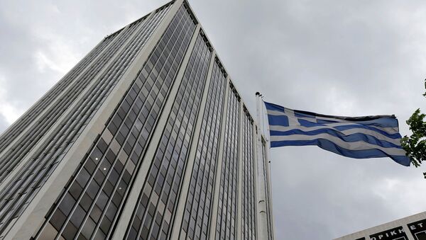 Греческий флаг у офисного здания в Афинах, архивное фото