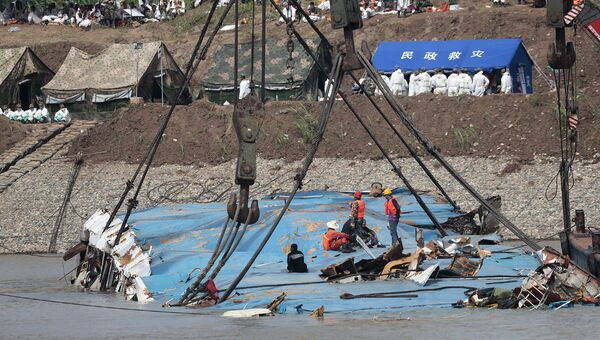 Спасатели проводят работы по подъему затонувшего в реке Янцзы судна Звезда Востока. Архвивное фото