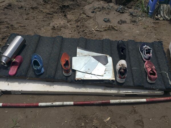 Вещи предположительно пассажиров и членов экипажа затонувшего в реке Янцзы судна Звезда Востока