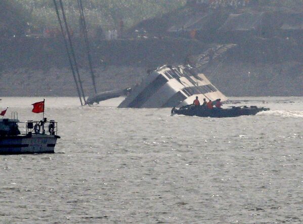 Спасатели проводят работы по подъему затонувшего в реке Янцзы судна Звезда Востока