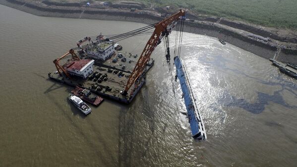 Работы по подъему затонувшего в реке Янцзы судна Звезда Востока
