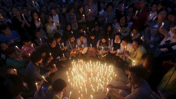 Местные жители зажгли свечи в память о жертвах кораблекрушения судна Звезда Востока на реке Янцзы