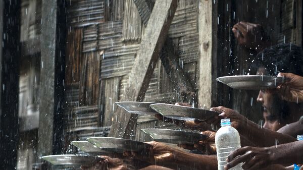 Мигранты собирают дождевую воду в месте временного размещения в Мьянме. Архивное фото