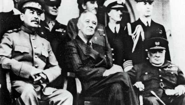 Тегеранская конференция союзных во Второй мировой войне государств: СССР, США и Великобритании. Слева направо - Иосиф Сталин, Франклин Рузвельт и Уинстон Черчилль. Ноябрь 1943 года. Репродукция фотографии.