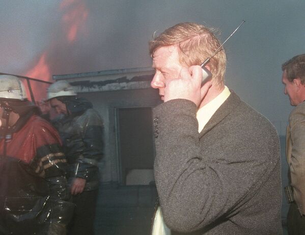 Анатолий Чубайс на месте пожара в здании РАО ЕЭС России, 20 августа 1998