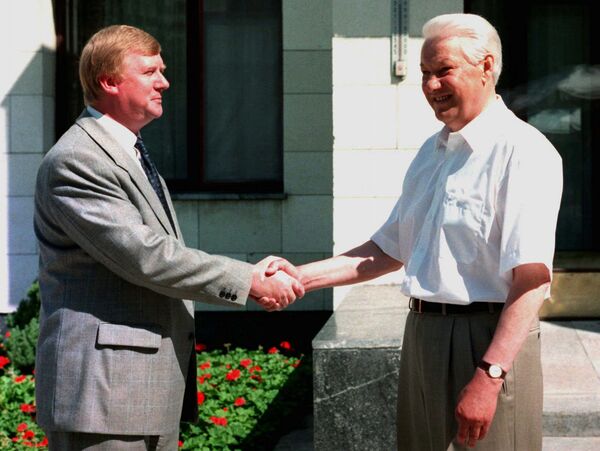 Президент России Борис Ельцин и первый вице-премьер Анатолий Чубайс в санатории Волжский утес, Самарская область