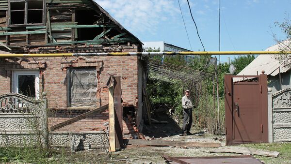 Местный житель во дворе частного жилого дома, разрушенного в результате обстрела Октябрьского района города Донецка Архивное фото