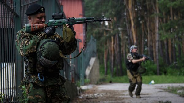 Бойцы ДНР на позиции возле села Марьинка