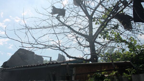 Жилой дом, разрушенный в результате обстрела Октябрьского района города Донецка