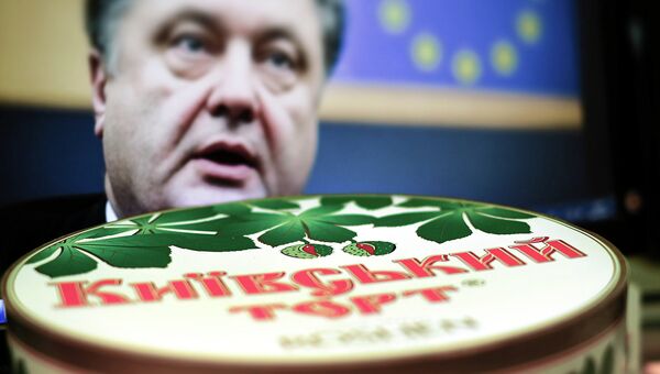 Киевский торт компании Roshen на фоне портрета президента Украины Петра Порошенко