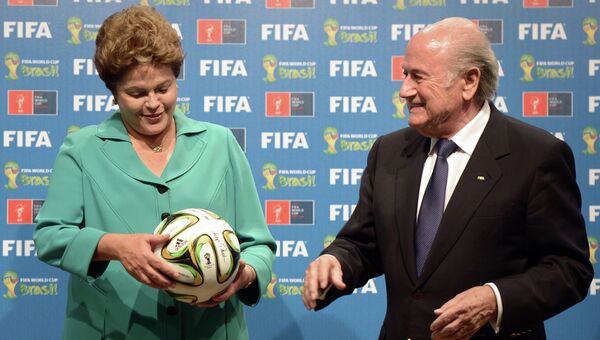 Президент Бразилии Дилма Роуссефф и президент Международной федерации футбола (ФИФА) Йозеф Блаттер (слева направо)