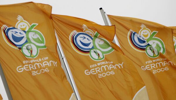 Флаги с эмблемой чемпионата мира по футболу 2006 года в Германии. Архивное фото