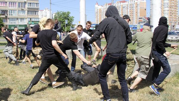 Столкновения между участниками гей-парада и радикалами в Киеве, 6 июня 2015