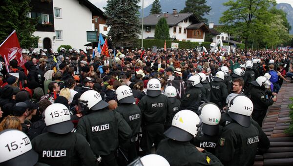 Акция протеста против политики большой семерки в немецком Гармиш-Партенкирхен