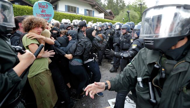 Акция протеста против политики большой семерки в немецком Гармиш-Партенкирхен