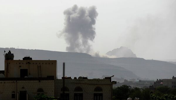 Дым поднимается после авиаударов по столице Йемена Сане, 7 июня 2015