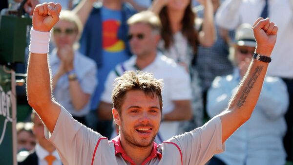 Швейцарец Станислас Вавринка после победы над сербом Новаком Джоковичем на Открытом чемпионате Франции по теннису