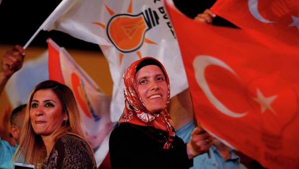 Жители Турции празднуют победу своих партий на парламентских выборах