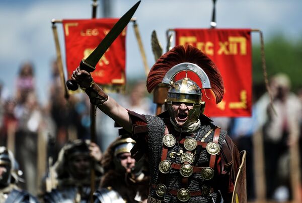 Участник реконструкции битвы легионеров на V международном историческом фестивале “Времена и эпохи” в музее-заповеднике Коломенское в Москве Участник реконструкции битвы легионеров на V международном историческом фестивале “Времена и эпохи” в музее-заповеднике Коломенское в Москве