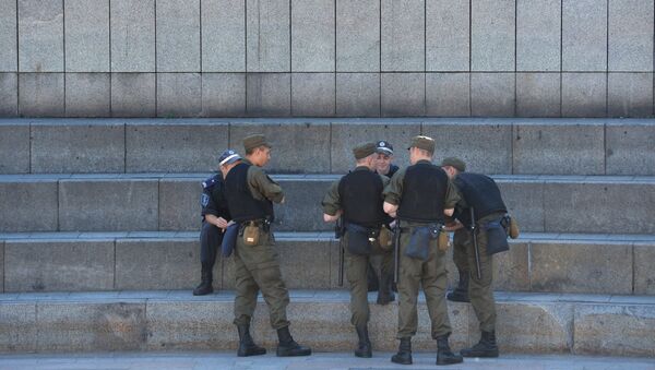 Сотрудники правоохранительных органов на площади Независимости в Киеве. Архивное фото