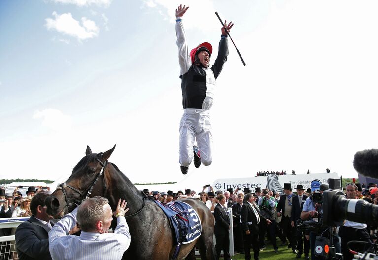 Фрэнки Деттори (Frankie Dettori) празднует победу на скачках Epsom Derby