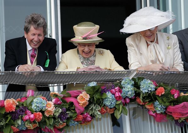 Королева Великобритании Елизавета на скачках Epsom Derby