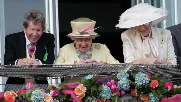 Королева Великобритании Елизавета на скачках Epsom Derby