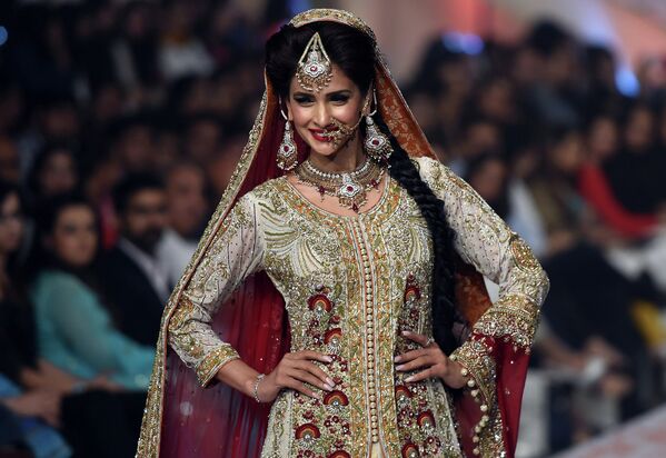 Показ дизайнера Shabnam Naz во время недели свадебной моды в Карачи. Июнь 2015