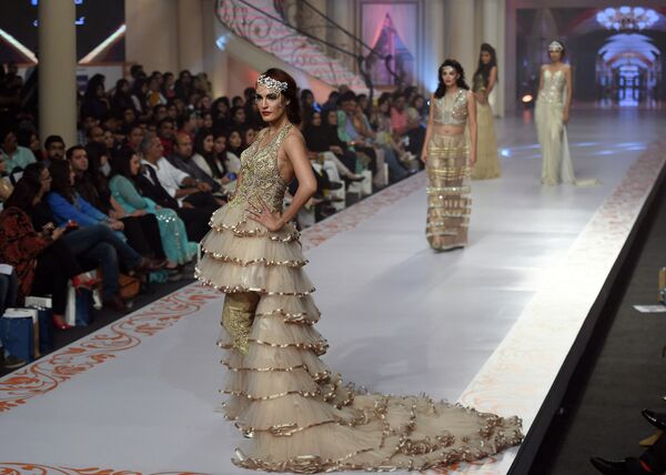 Показ дизайнера Shabnam Naz во время недели свадебной моды в Карачи. Июнь 2015