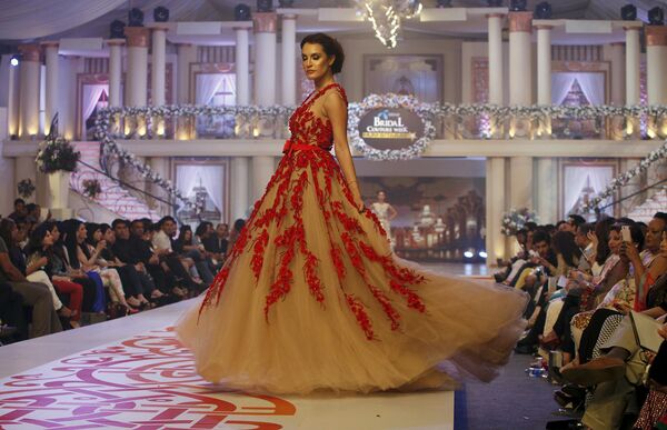 Показ Amato Haute во время недели свадебной моды в Карачи. Июнь 2015