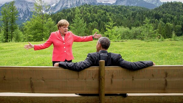 Барак Обама и Ангела Меркель во время саммита G7 в окрестностях замка Эльмау в Баварии