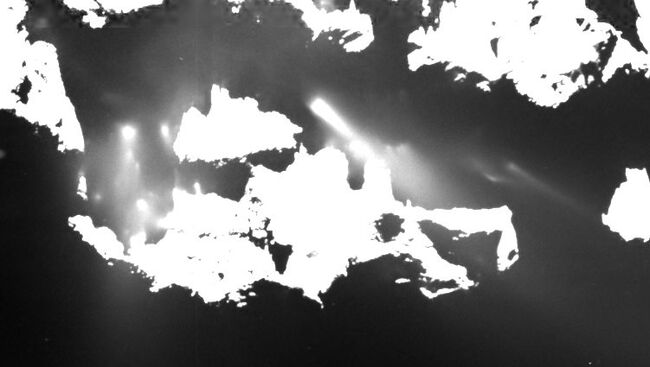 Детальное изображение ночных гейзеров на поверхности кометы