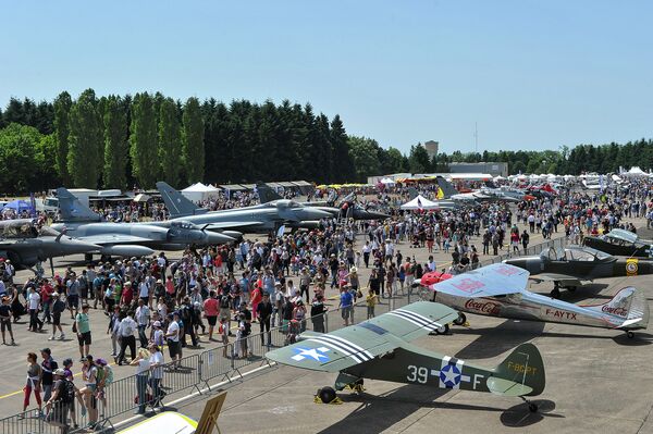 Авиашоу в честь празднования 100-летия военной авиабазы в Туре, Франция. Июнь 2015
