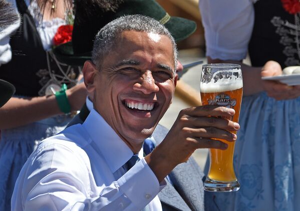 Президент США Барак Обама со стаканом пива во время саммита G7 в Германии