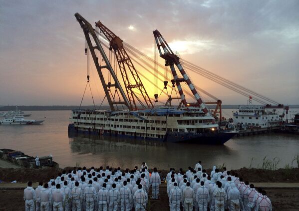 Команда спасателей наблюдает за подъемом судна Звезда Востока, затонувшего на реке Янцзы, Китай