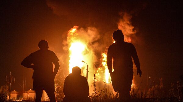 Люди на месте пожара, Украина. Архивное фото