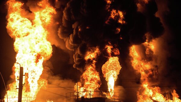 Пожар на нефтебазе. Архивное фото
